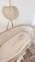 Charger l'image dans la galerie, Tour de couffin "Branchages" en double gaze de coton BIO beige et blanc cassé écoresponsable et durable fabriqué en France par Les p'tites Merveilles de Bérénice