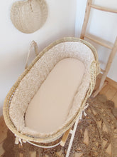 Charger l'image dans la galerie, Tour de couffin "Branchages" en double gaze de coton BIO beige et blanc cassé écoresponsable et durable fabriqué en France par Les p'tites Merveilles de Bérénice