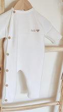 Charger l'image dans la galerie, Combinaison bébé tricotée en France avec broderie poitrine "petit cœur" fabriquée en France pour Les p'tites Merveilles de Bérénice