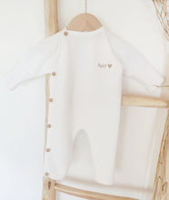 Charger l'image dans la galerie, Combinaison bébé tricotée en France avec broderie poitrine "petit cœur" fabriquée en France pour Les p'tites Merveilles de Bérénice