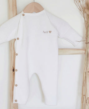 Combinaison bébé tricotée en France avec broderie poitrine "petit cœur" fabriquée en France pour Les p'tites Merveilles de Bérénice