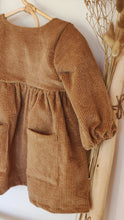 Charger l'image dans la galerie, Robe bébé "Margot" à manches longues en velours côtelé de coton BIO lavé caramel