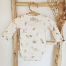 Charger l'image dans la galerie, Body bébé "Sacha" à manches longues et col pressionné en jersey de coton soyeux écru chouette "Hedwige" écoresponsable fabriqué en France par Les p'tites Merveilles de Bérénice