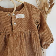 Charger l'image dans la galerie, Robe bébé "Margot" à manches longues en velours côtelé de coton lavé praliné fabriqué en France par Les p'tites Merveilles de Bérénice