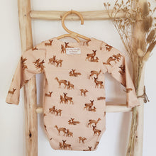 Charger l'image dans la galerie, Body bébé "Sacha" à manches longues et col pressionné en jersey de coton soyeux beige "Biches" fabriqué en France par Les p'tites Merveilles de Bérénice