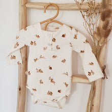 Charger l'image dans la galerie, Body bébé "Sacha" à manches longues et col pressionné en jersey de coton soyeux écru "Lapins de garenne" écoresponsable fabriqué en France par Les p'tites Merveilles de Bérénice
