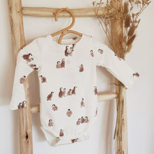 Charger l'image dans la galerie, Body bébé "Sacha" manches longues et col pressionné en jersey de coton soyeux écru Pingouins durable et écoresponsable fabriqué en France par Les p'tites Merveilles de Bérénice