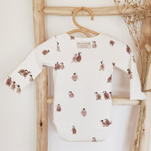 Charger l'image dans la galerie, Body bébé "Sacha" manches longues et col pressionné en jersey de coton soyeux écru Pingouins durable et écoresponsable fabriqué en France par Les p'tites Merveilles de Bérénice