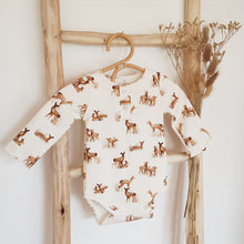 Charger l'image dans la galerie, Body bébé "Sacha" manches longues et col pressionné en jersey de coton soyeux écru Biches durable et écoresponsable fabriqué en France par Les p'tites Merveilles de Bérénice