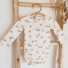 Charger l'image dans la galerie, Body bébé "Sacha" manches longues et col pressionné en jersey de coton soyeux écru Hérissons durable et écoresponsable fabriqué en France par Les p'tites Merveilles de Bérénice