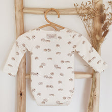 Charger l'image dans la galerie, Body bébé "Sacha" manches longues et col pressionné en jersey de coton soyeux écru Hérissons durable et écoresponsable fabriqué en France par Les p'tites Merveilles de Bérénice