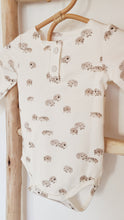 Charger l'image dans la galerie, Body bébé "Sacha" manches longues et col pressionné en jersey de coton soyeux écru Hérissons durable et écoresponsable fabriqué en France par Les p'tites Merveilles de Bérénice