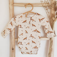 Charger l'image dans la galerie, Body bébé "Sacha" manches longues et col pressionné en jersey de coton soyeux écru Renards durable et écoresponsable fabriqué en France par Les p'tites Merveilles de Bérénice