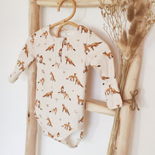 Charger l'image dans la galerie, Body bébé "Sacha" manches longues et col pressionné en jersey de coton soyeux écru Renards durable et écoresponsable fabriqué en France par Les p'tites Merveilles de Bérénice