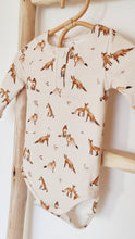 Charger l'image dans la galerie, Body bébé "Sacha" manches longues et col pressionné en jersey de coton soyeux écru Renards durable et écoresponsable fabriqué en France par Les p'tites Merveilles de Bérénice