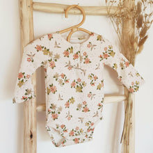 Charger l'image dans la galerie, Body bébé "Sacha" manches longues et col pressionné en jersey de coton Biologique Oiseaux et fleurs durable et écoresponsable fabriqué en France par Les p'tites Merveilles de Bérénice