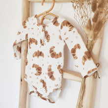 Charger l'image dans la galerie, Body bébé "Sacha" manches longues et col pressionné en jersey de coton écru Croissants et pépites de chocolat et fleurs durable et écoresponsable fabriqué en France par Les p'tites Merveilles de Bérénice