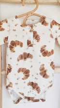 Charger l'image dans la galerie, Body bébé "Sacha" manches longues et col pressionné en jersey de coton écru Croissants et pépites de chocolat et fleurs durable et écoresponsable fabriqué en France par Les p'tites Merveilles de Bérénice