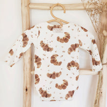Charger l'image dans la galerie, Body bébé "Sacha" manches longues et col pressionné en jersey de coton écru Croissants et pépites de chocolat et fleurs durable et écoresponsable fabriqué en France par Les p'tites Merveilles de Bérénice
