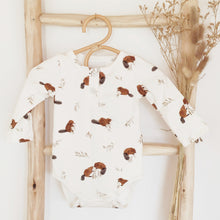 Charger l'image dans la galerie, Body bébé "Sacha" manches longues et col pressionné en jersey de coton soyeux écru Castors durable et écoresponsable fabriqué en France par Les p'tites Merveilles de Bérénice