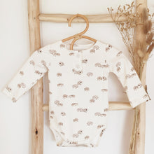 Charger l'image dans la galerie, Body bébé "Sacha" manches longues et col pressionné en jersey de coton soyeux écru Hérissons durable et écoresponsable fabriqué en France par Les p'tites Merveilles de Bérénice