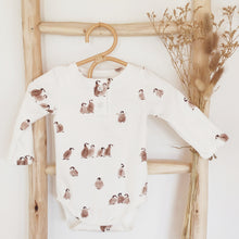 Charger l'image dans la galerie, Body bébé "Sacha" à manches longues et col pressionné en jersey de coton soyeux écru "Pingouins"