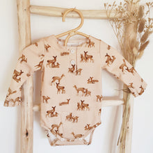 Charger l'image dans la galerie, Body bébé "Sacha" à manches longues et col pressionné en jersey de coton soyeux beige "Biches" fabriqué en France par Les p'tites Merveilles de Bérénice