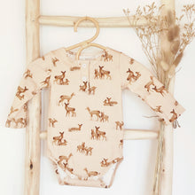 Charger l'image dans la galerie, Body bébé "Sacha" à manches longues et col pressionné en jersey de coton soyeux beige "Biches" fabriqué en France par Les p'tites Merveilles de Bérénice