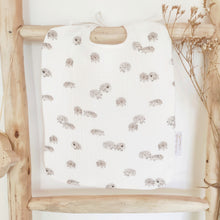 Charger l'image dans la galerie, Grand bavoir bébé "Hérissons" écru en double gaze et nid d'abeille de coton Biologique fabriqué en France par Les p'tites Merveilles de Bérénice