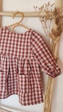 Charger l'image dans la galerie, Robe bébé "Margot" à manches longues en double gaze de coton à carreaux vichy rouge et blanc écoresponsable et durable fabriquée en France par Les p'tites Merveilles de Bérénice