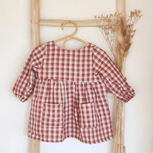 Charger l'image dans la galerie, Robe bébé "Margot" à manches longues en double gaze de coton à carreaux vichy rouge et blanc écoresponsable et durable fabriquée en France par Les p'tites Merveilles de Bérénice