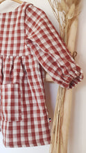 Charger l'image dans la galerie, Robe bébé "Margot" à manches longues en double gaze de coton à carreaux vichy rouge et blanc écoresponsable et durable fabriquée en France par Les p'tites Merveilles de Bérénice