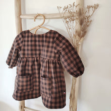 Charger l'image dans la galerie, Robe bébé "Margot" à manches longues en coton BIO épais à carreaux vichy noisette et noir écoresponsable et durable fabriqué en France par Les p'tites Merveilles de Bérénice