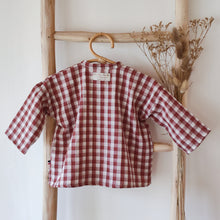 Charger l'image dans la galerie, Chemise bébé garçon Matisse en double gaze de coton vichy rouge et blanc écoresponsable fabriquée en France par Les p'tites Merveilles de Bérénice