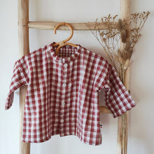 Charger l'image dans la galerie, Chemise bébé garçon Matisse en double gaze de coton vichy rouge et blanc écoresponsable fabriquée en France par Les p'tites Merveilles de Bérénice
