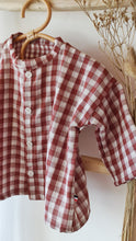 Charger l'image dans la galerie, Chemise bébé garçon Matisse en double gaze de coton vichy rouge et blanc écoresponsable fabriquée en France par Les p'tites Merveilles de Bérénice