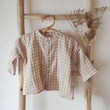 Charger l'image dans la galerie, Chemise bébé garçon Matisse en double gaze de coton vichy beige et blanc écoresponsable fabriquée en France par Les p'tites Merveilles de Bérénice