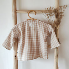 Charger l'image dans la galerie, Chemise bébé garçon Matisse en double gaze de coton vichy beige et blanc écoresponsable fabriquée en France par Les p'tites Merveilles de Bérénice