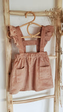 Charger l'image dans la galerie, Jupe à bretelles volantées "Anna" en velours côtelé vieux rose durable et écoresponsable fabriquée en France par Les p'tites Merveilles de Bérénice