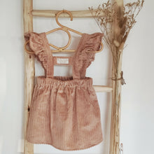 Charger l'image dans la galerie, Jupe à bretelles volantées "Anna" en velours côtelé vieux rose durable et écoresponsable fabriquée en France par Les p'tites Merveilles de Bérénice