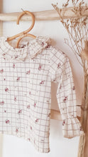 Charger l'image dans la galerie, Blouse bébé fille Flora en coton Biologique silkyne écru à carreaux et roses anciennes durable et écoresponsable fabriquée en France par Les p'tites Merveilles de Bérénice