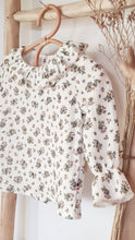 Charger l'image dans la galerie, Blouse bébé fille Flora en double gaze de coton lin beige à fleurs corail et jupe à bretelles volantées en velours côtelé vieux rose durable et écoresponsable fabriquée en France par Les p'tites Merveilles de Bérénice