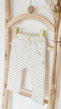 Charger l'image dans la galerie, Pantalon bébé fille "Mahé" en velours côtelé fines côtes blanc cassé / écru à petits pois noirs écoresponsable et durable fabriqué en France par Les p'tites Merveilles de Bérénice