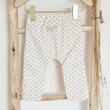 Charger l'image dans la galerie, Pantalon bébé fille "Mahé" en velours côtelé fines côtes blanc cassé / écru à petits pois noirs écoresponsable et durable fabriqué en France par Les p'tites Merveilles de Bérénice