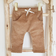 Charger l'image dans la galerie, Pantalon bébé "Mahé" en velours côtelé praliné durable et écoresponsable fabriqué en France par Les p'tites Merveilles de Bérénice
