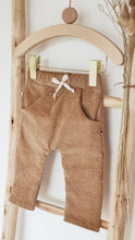 Charger l'image dans la galerie, Pantalon bébé "Mahé" en velours côtelé praliné durable et écoresponsable fabriqué en France par Les p'tites Merveilles de Bérénice