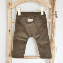 Charger l'image dans la galerie, Pantalon bébé "Mahé" en velours vert mousse durable et écoresponsable fabriqué en France par Les p'tites Merveilles de Bérénice