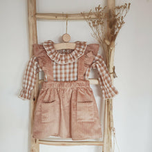 Charger l'image dans la galerie, Jupe à bretelles volantées "Anna" en velours côtelé vieux rose durable et écoresponsable fabriquée en France par Les p'tites Merveilles de Bérénice