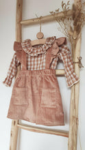 Charger l'image dans la galerie, Jupe à bretelles volantées "Anna" en velours côtelé vieux rose durable et écoresponsable fabriquée en France par Les p'tites Merveilles de Bérénice