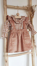 Charger l'image dans la galerie, Blouse bébé fille Flora en double gaze de coton vichy vieux rose et blanc et jupe à bretelles volantées en velours côtelé vieux rose durable et écoresponsable fabriquée en France par Les p'tites Merveilles de Bérénice